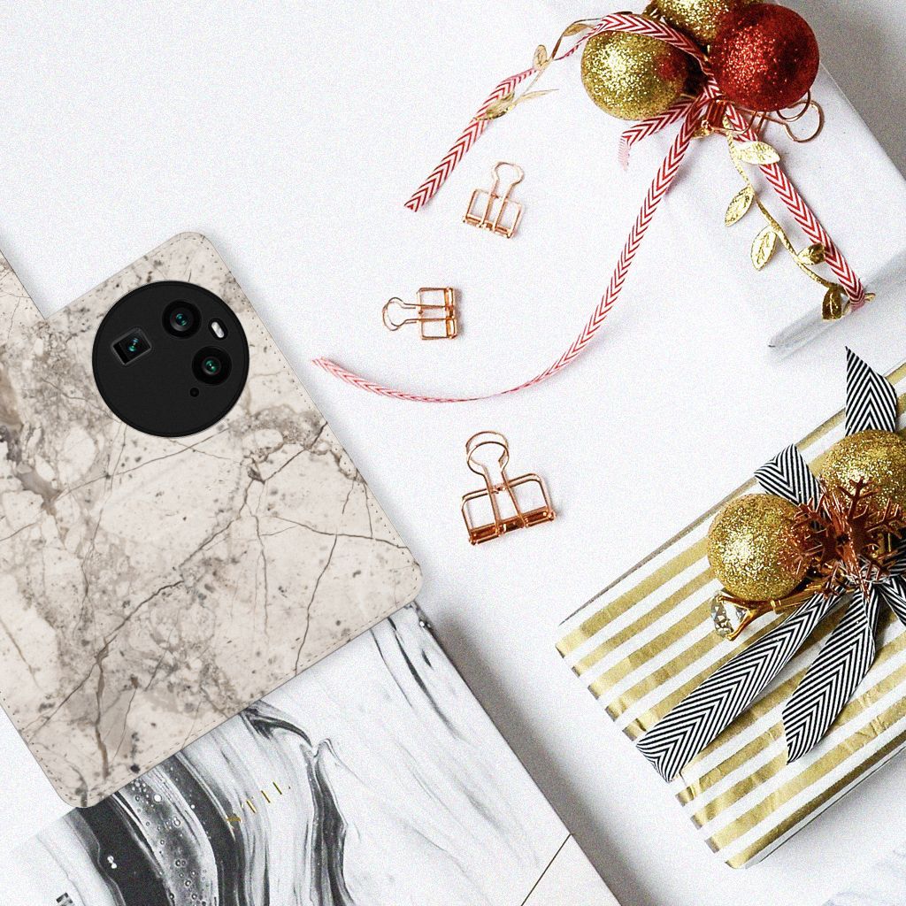 OPPO Find X6 Bookcase Marmer Beige boven een kerstcadeau met marmeren ontwerp voor unieke uitstraling en bescherming.