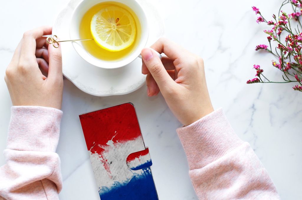 OPPO Find X6 Pro Bookstyle Case Nederland met artistiek ontwerp van de Nederlandse vlag en een kopje thee.