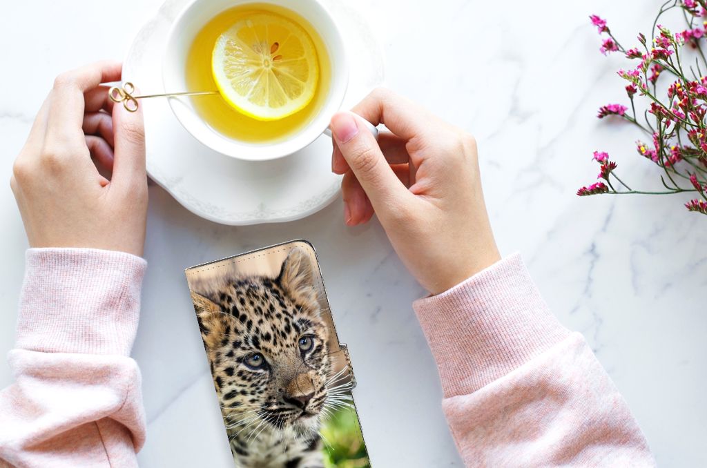 OPPO Find X6 Pro Telefoonhoesje met Pasjes Baby Luipaard design baby luipaard aanzicht