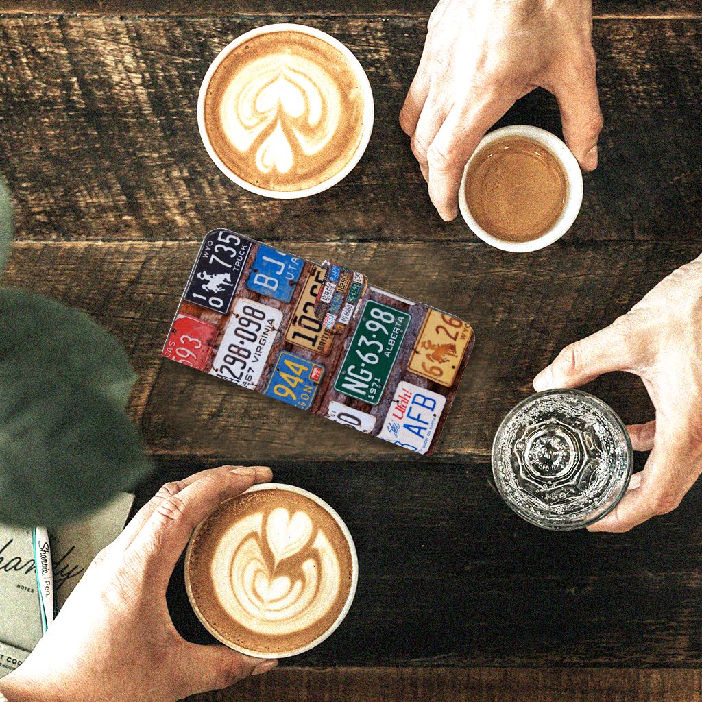 OPPO Find X6 Telefoonhoesje met foto Kentekenplaten koffie tafel handen