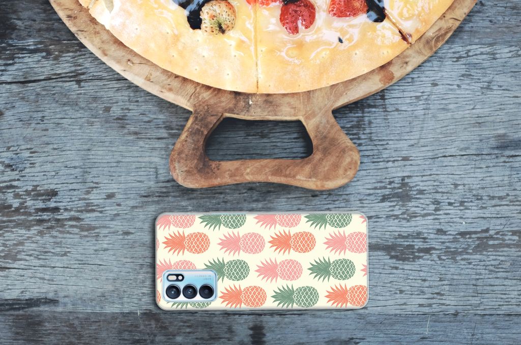 OPPO Reno 6 5G Siliconen Case Ananas achterzijde op houten tafel naast pizza