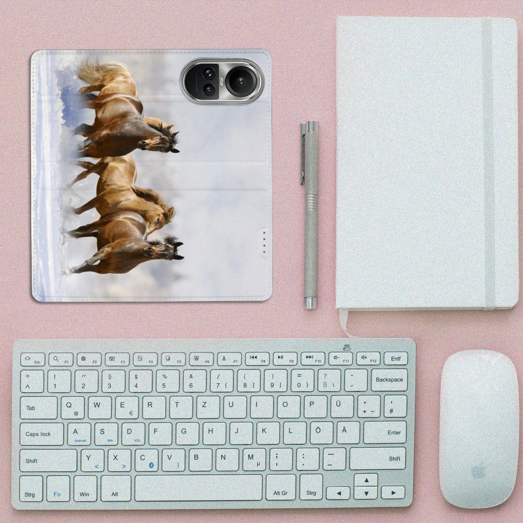 OPPO Reno10 | 10 Pro Hoesje maken Paarden met print van paarden op bureautafel met toetsenbord en muis.