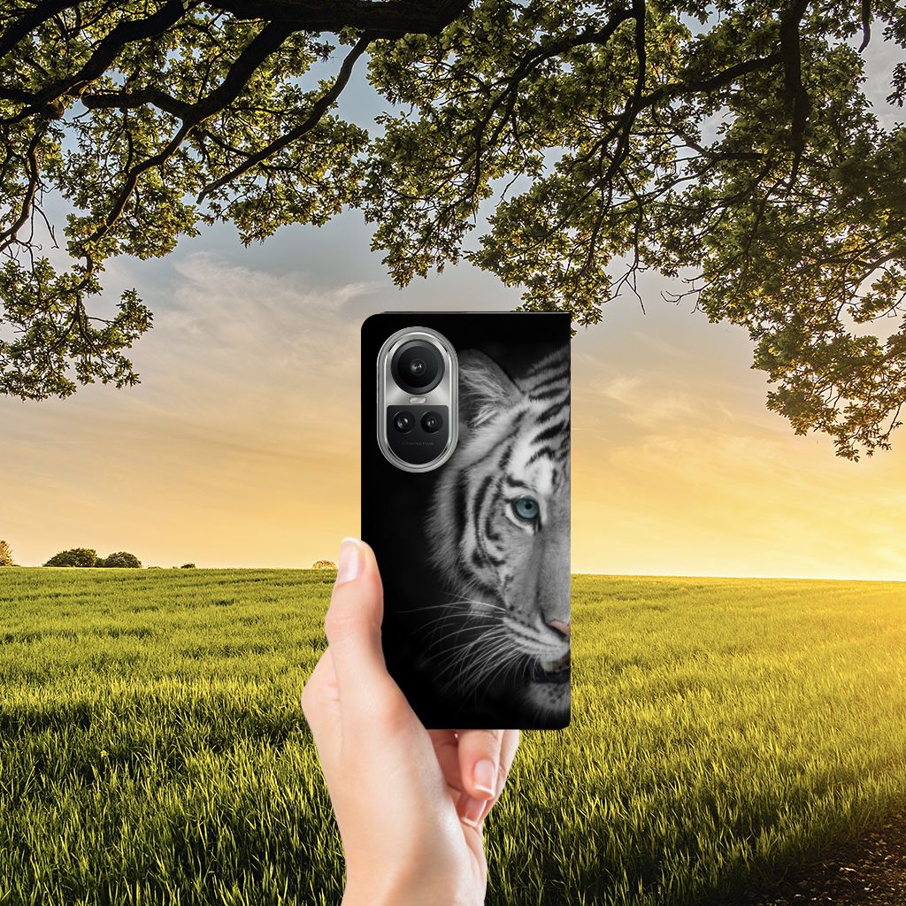 OPPO Reno10 | 10 Pro Hoesje maken Tijger in hand met zonsondergang op achtergrond, perfect als cadeau 🎁 voor bescherming en duurzaamheid.