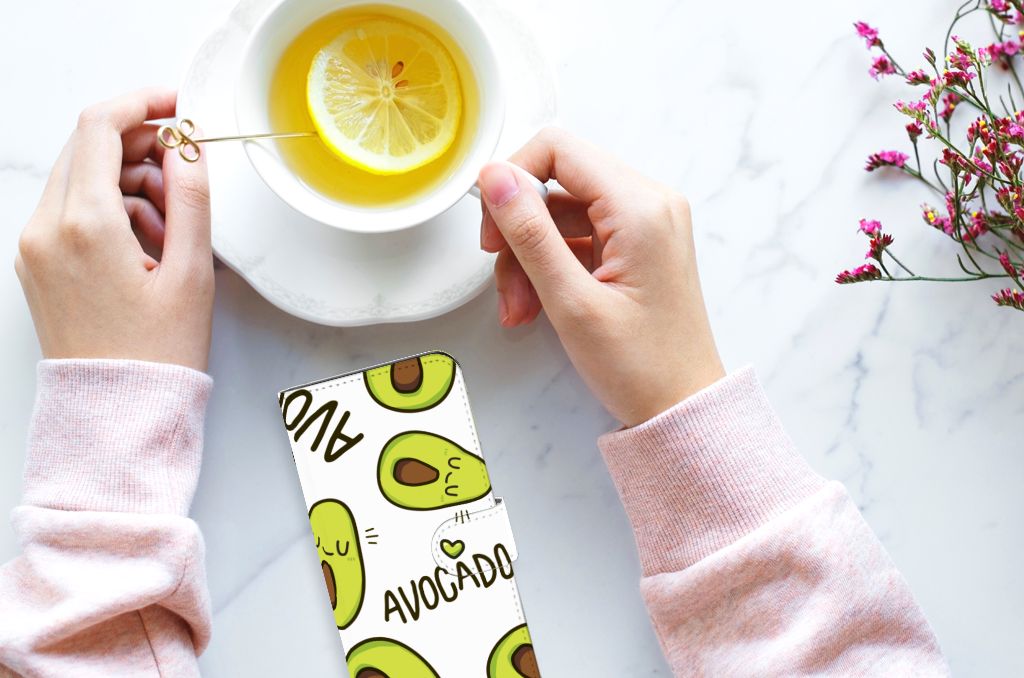 OPPO Reno10 | 10 Pro Leuk Hoesje Avocado Singing met schattige avocado's en een kopje thee.