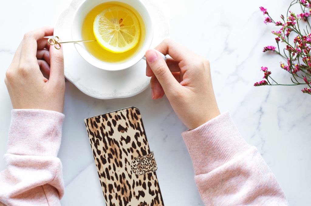 OPPO Reno10 | 10 Pro Telefoonhoesje met Pasjes Leopard handen met koffie en telefoon met panterprint