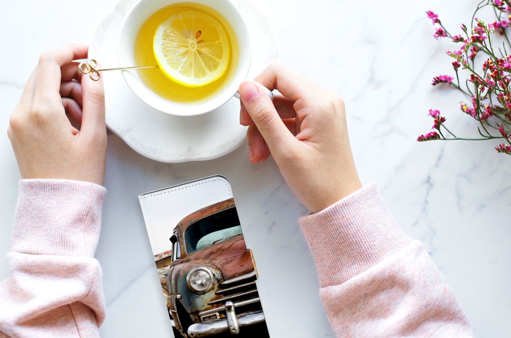 OPPO Reno10 | 10 Pro Telefoonhoesje met foto Vintage Auto hands met kopje thee tafel