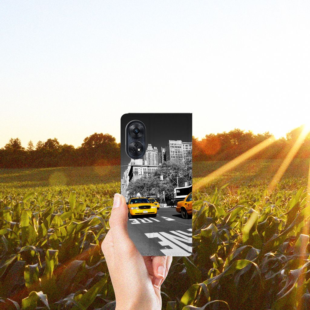 OPPO Reno8 T 4G Book Cover New York Taxi hand met hoesje op straat en zonlicht