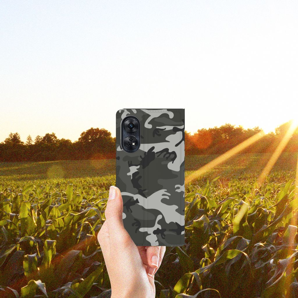 OPPO Reno8 T 4G Hoesje met Magneet Army Light camouflage design hand aanzicht