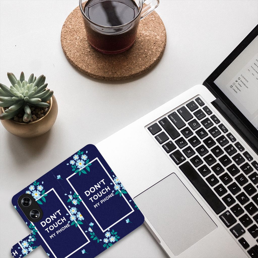 OPPO Reno8 T 5G Portemonnee Hoesje Flowers Blue DTMP op een bureau met laptop en koffie.