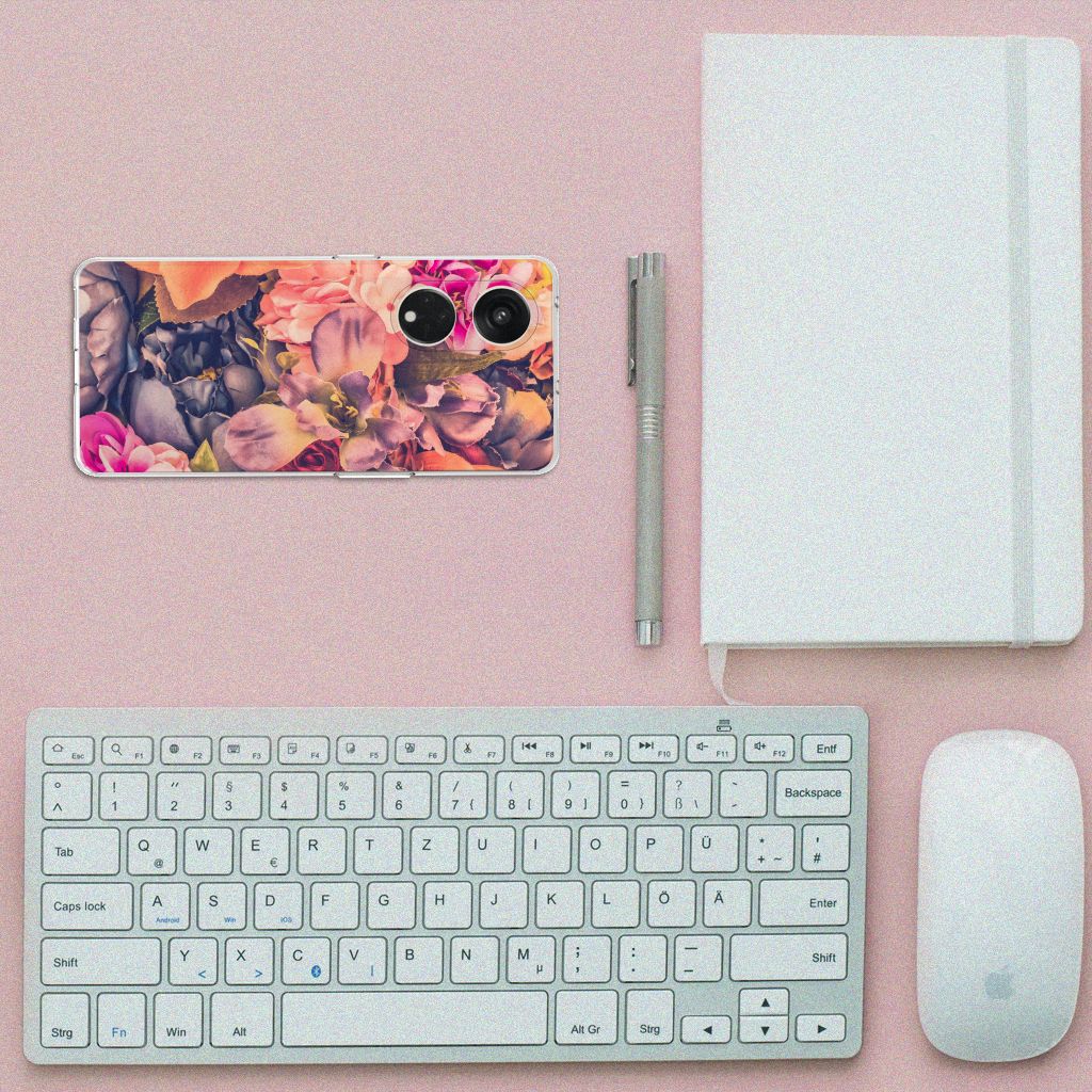 OPPO Reno8 T 5G TPU Case Bosje Bloemen op een bureau met toetsenbord, muis en notitieboekje, elegant en kleurrijk.