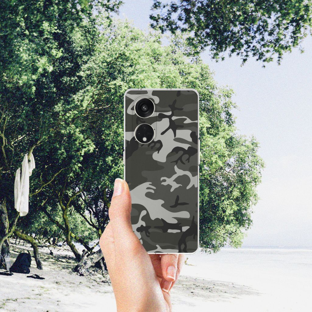OPPO Reno8 T 5G TPU bumper Army Light met camouflage print achter een hand op een strand.