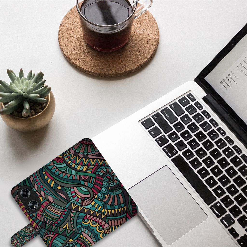 OPPO Reno8 T 5G Telefoon Hoesje Aztec met kleurrijke print op bureau met laptop en plant