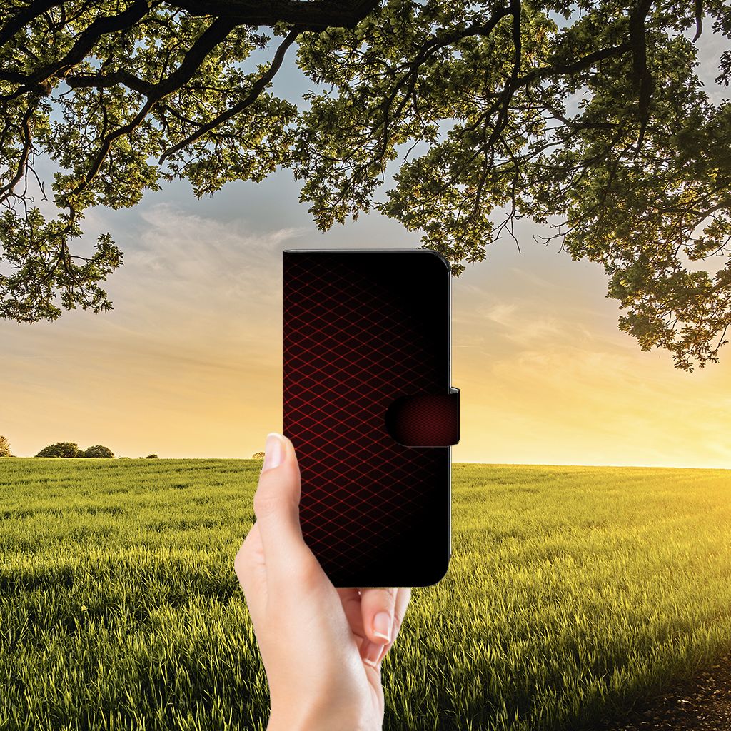 OPPO Reno8 T 5G Telefoon Hoesje Geruit Rood in hand, met zonsondergang op de achtergrond.