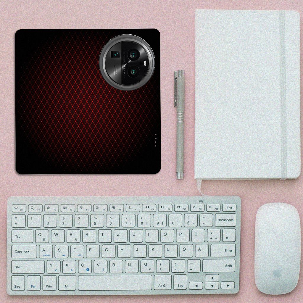 OPPO X6 Pro Hoesje met Magneet Geruit Rood op bureau met toetsenbord en notitieboekje