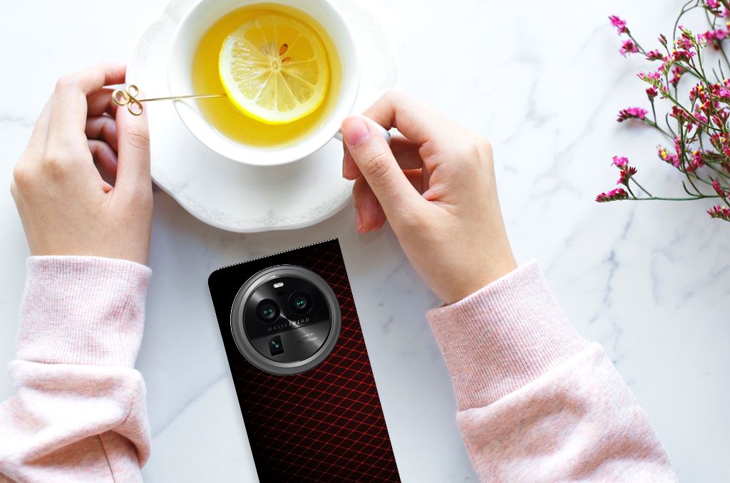 OPPO X6 Pro Hoesje met Magneet Geruit Rood op een tafel met een kopje warme citroenthee 🍋.