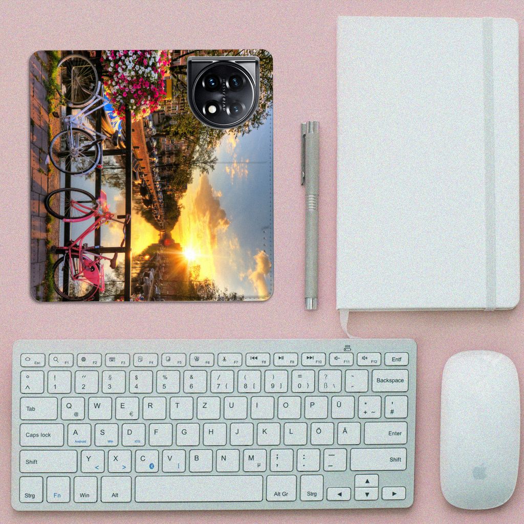 OnePlus 11 Book Cover Amsterdamse Grachten met kleurrijke fietsen, beschermend en duurzaam design voor een unieke uitstraling.