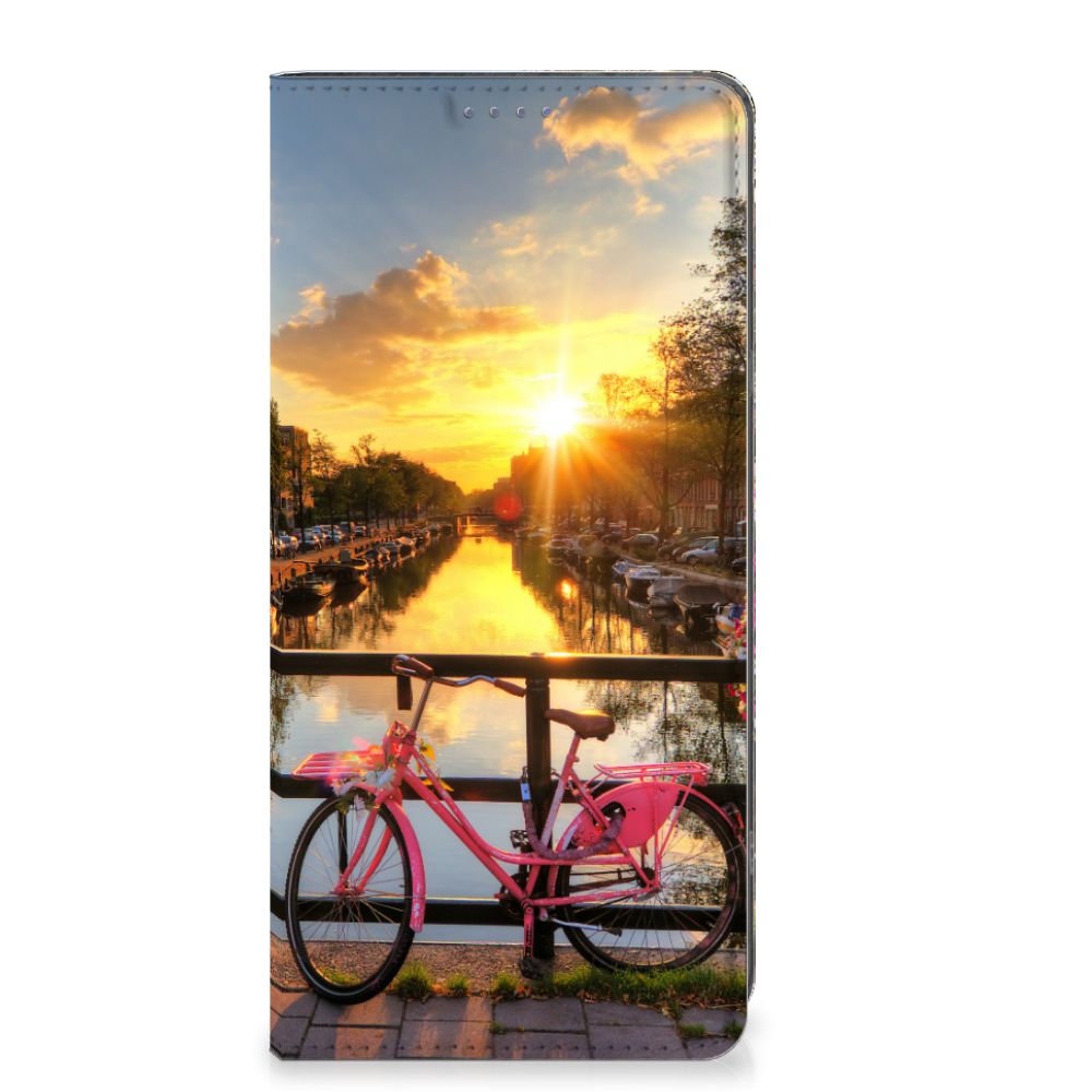 OnePlus 11 Book Cover Amsterdamse Grachten met een roze fiets en zonsondergang, perfect cadeau voor stijl en bescherming.