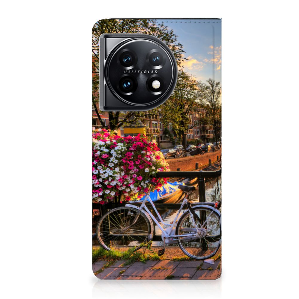 OnePlus 11 Book Cover Amsterdamse Grachten met fiets en bloemen, perfect cadeau voor gebruiksgemak en bescherming.