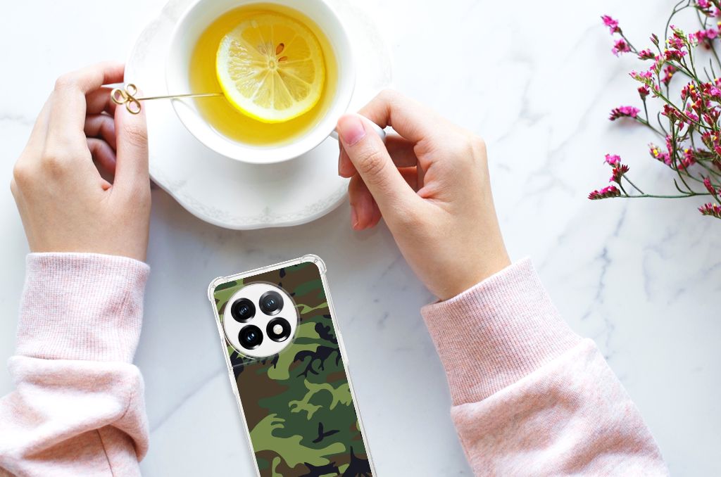 OnePlus 11 Doorzichtige Silicone Hoesje Army Dark tafel hands drink