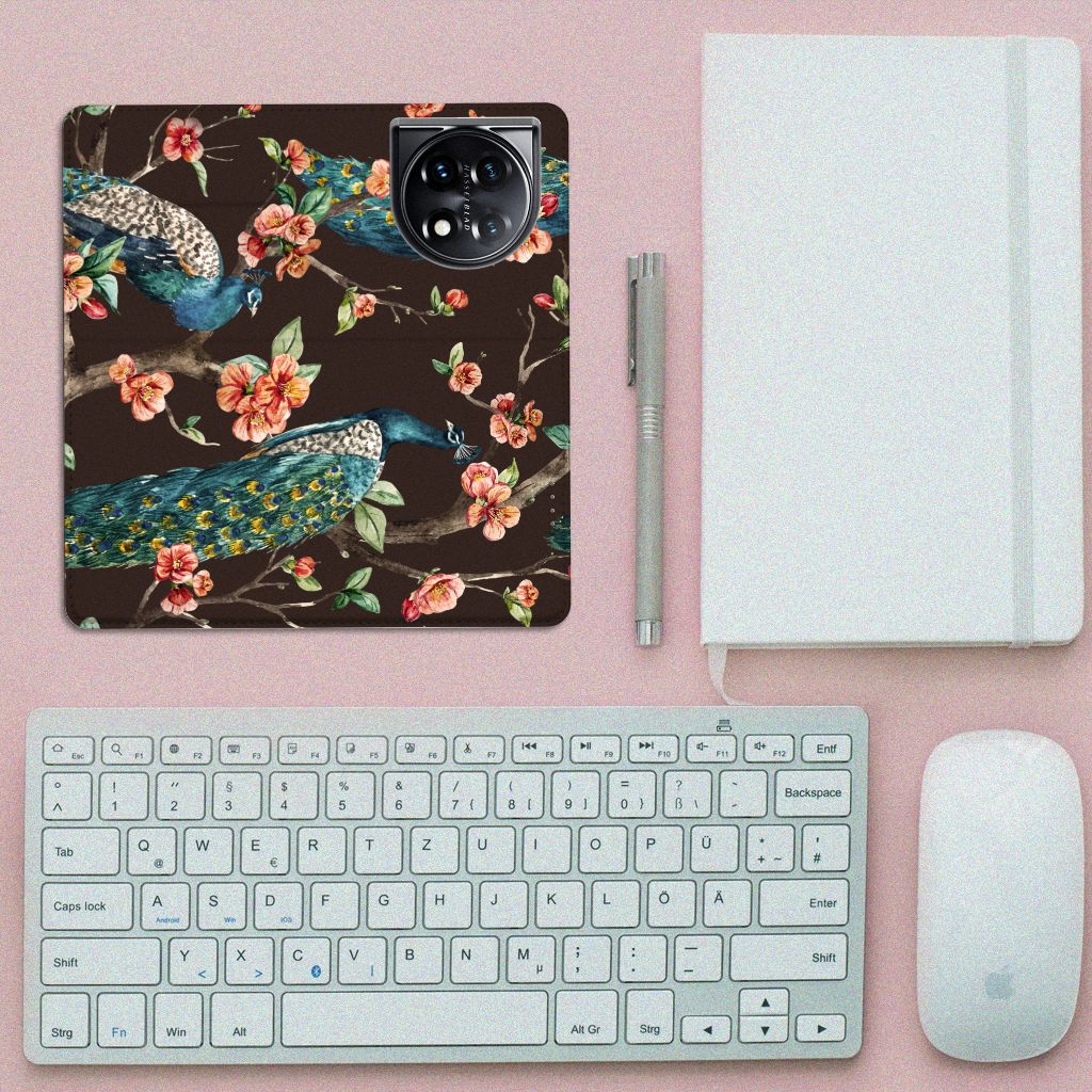 OnePlus 11 Hoesje maken Pauw met Bloemen op bureau met toetsenbord en notitieboek