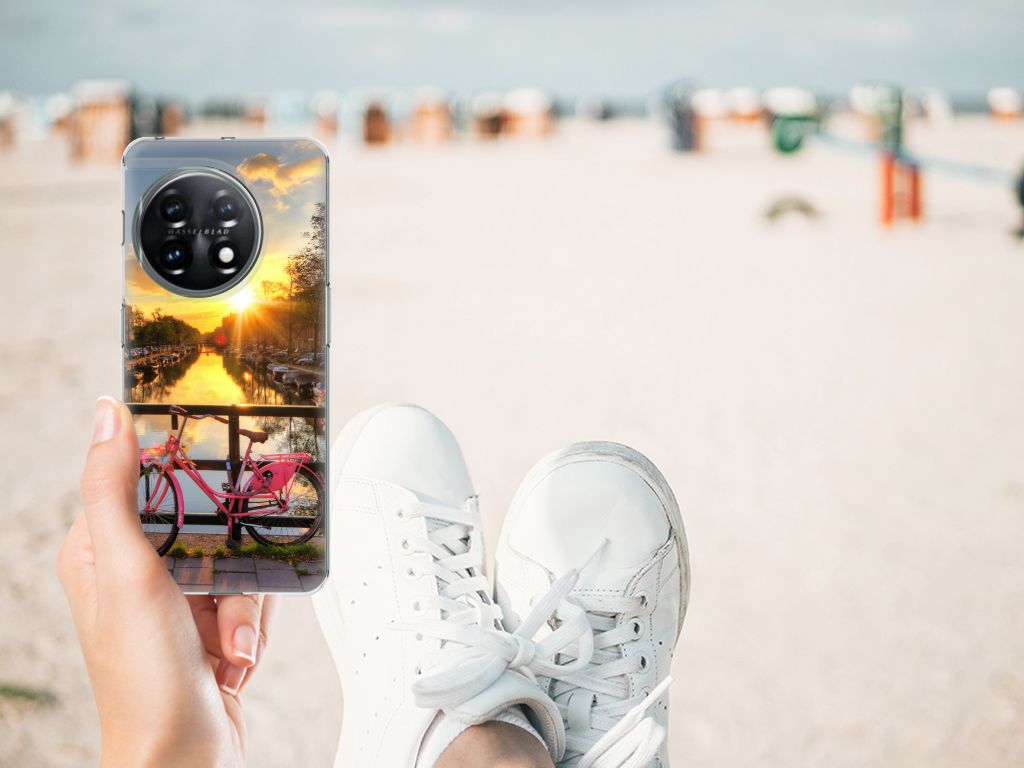 OnePlus 11 Siliconen Back Cover Amsterdamse Grachten design hoesje hand met sneakers strand