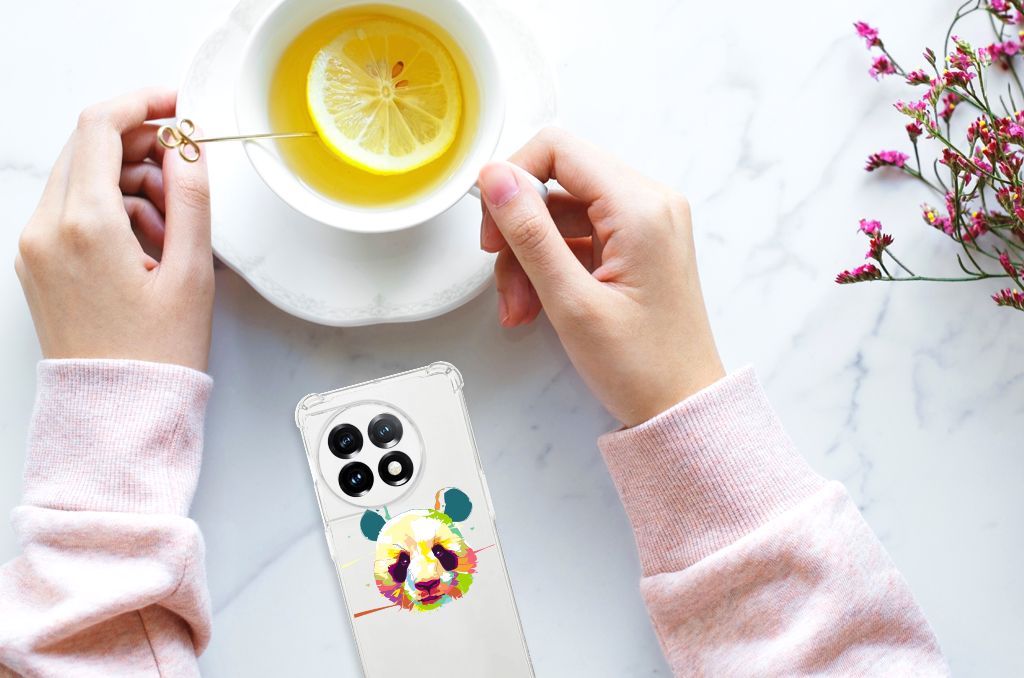 OnePlus 11 Stevig Bumper Hoesje Panda Color handen met thee en telefoon