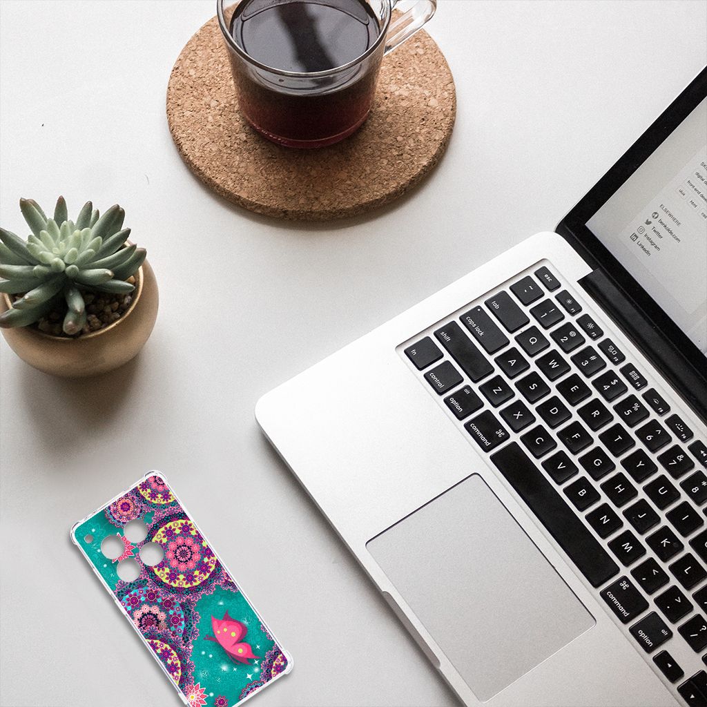 OnePlus 12 Back Cover Cirkels en Vlinders bovenaanzicht smartphone hoesje op tafel met laptop en koffie