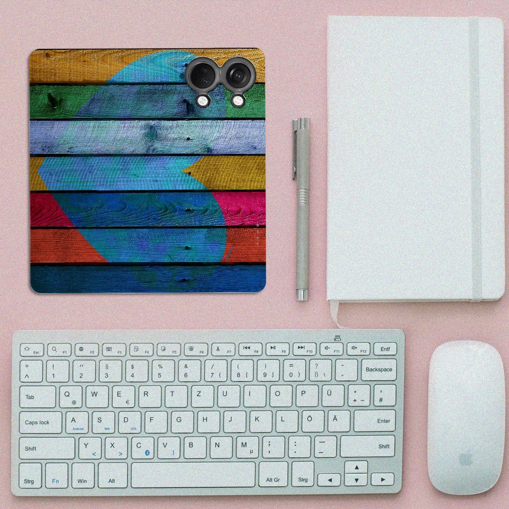 OnePlus Nord 3 Book Wallet Case Wood Heart - Cadeau voor je Vriend met kleurrijk design op een bureau met toetsenbord.