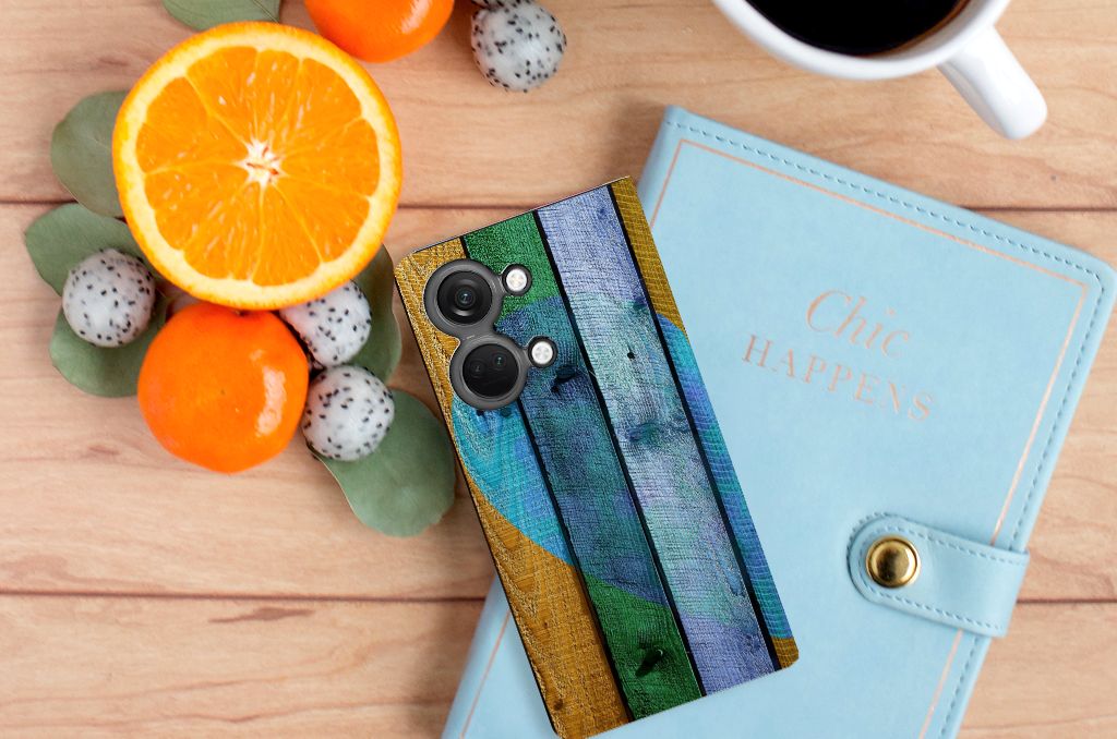 OnePlus Nord 3 Book Wallet Case Wood Heart - Cadeau voor je Vriend op een houten tafel met citrusvruchten.