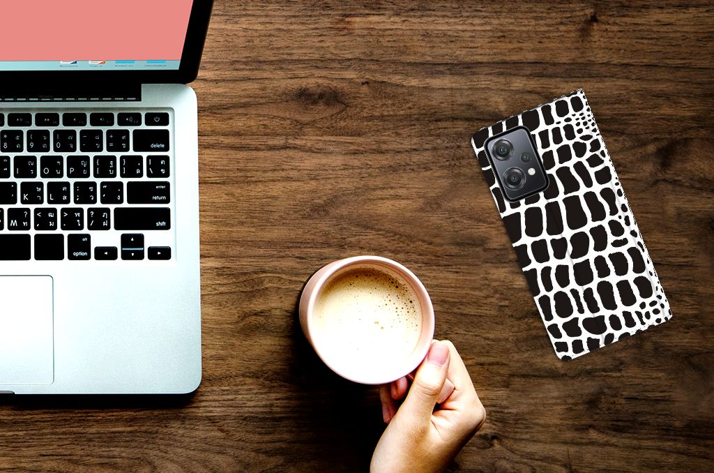 OnePlus Nord CE 2 Lite 5G Hoesje maken Slangenprint hoesje zwart wit slangenprint aanzicht tafel laptop