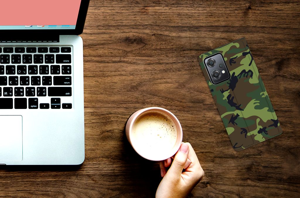 OnePlus Nord CE 2 Lite 5G Hoesje met Magneet Army Dark camouflage ontwerp bovenkant laptop hand met koffie