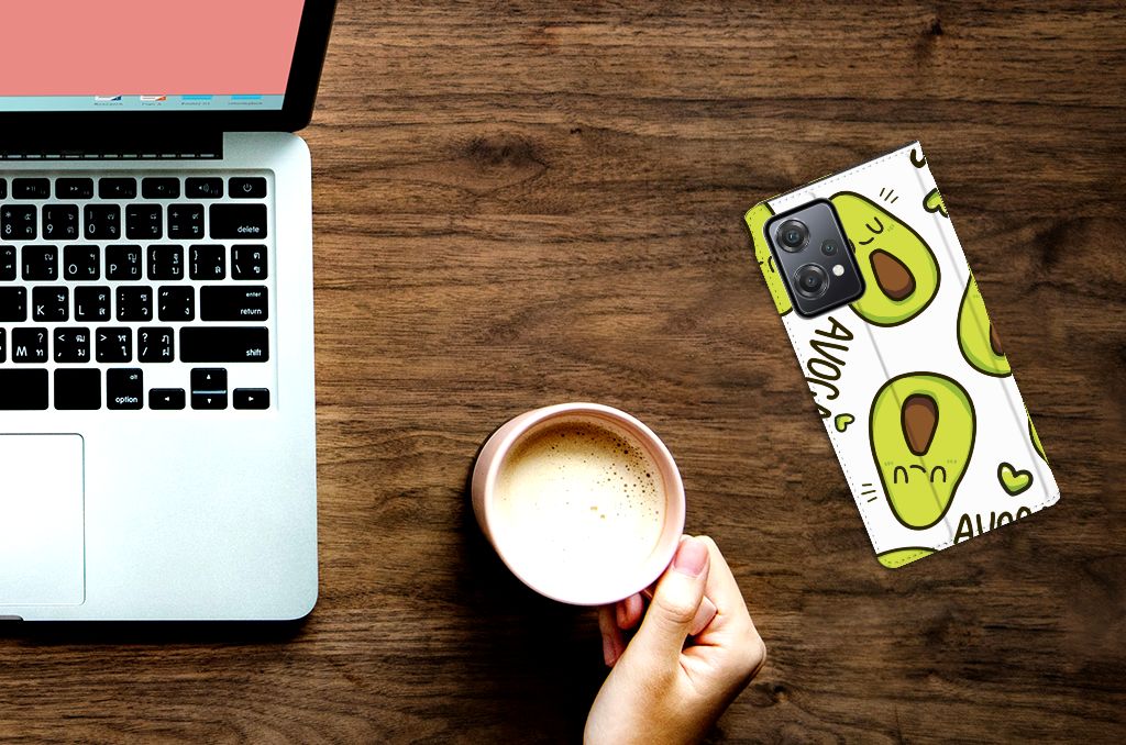 OnePlus Nord CE 2 Lite 5G Magnet Case Avocado Singing op een bureau met laptop en koffie.
