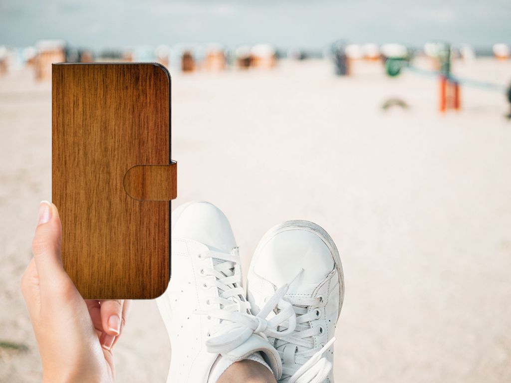 OnePlus Nord CE 3 Book Style Case Donker Hout in hand, perfect als cadeau 🎁 voor gebruiksgemak en bescherming.