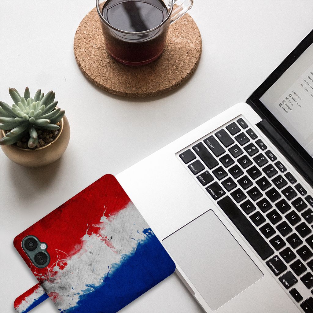 OnePlus Nord CE 3 Lite Bookstyle Case Nederland met Nederlandse vlag op bureau met laptop en plant.