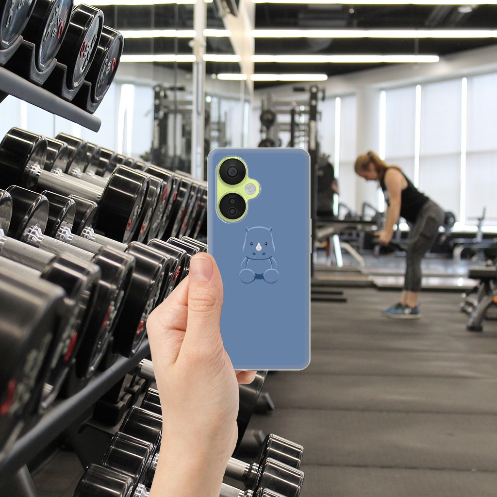 OnePlus Nord CE 3 Lite Telefoonhoesje met Naam Baby Rhino in sportschool, biedt bescherming en stijl.