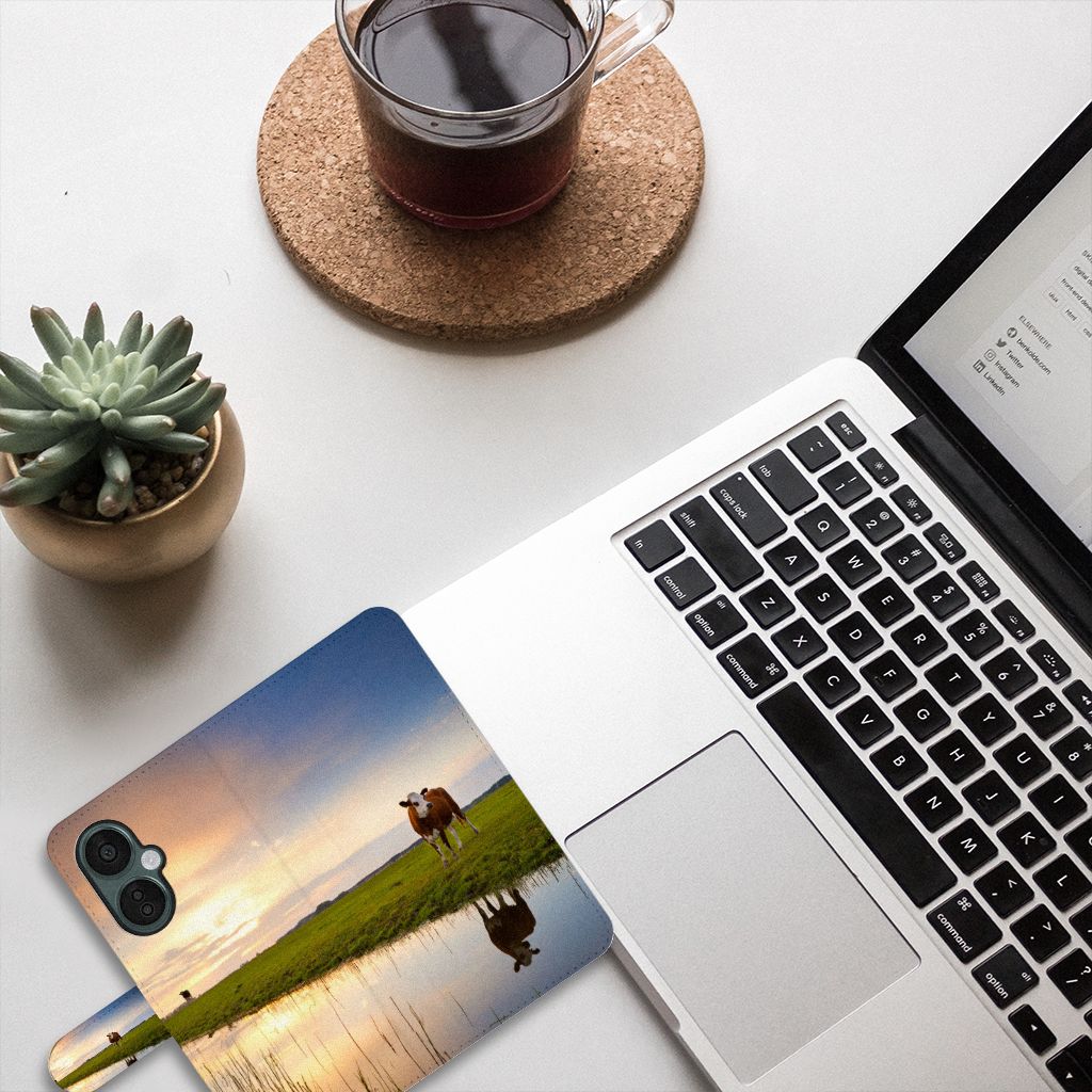OnePlus Nord CE 3 Lite Telefoonhoesje met Pasjes Koe telefoonhoesje koeien landschap aanzicht