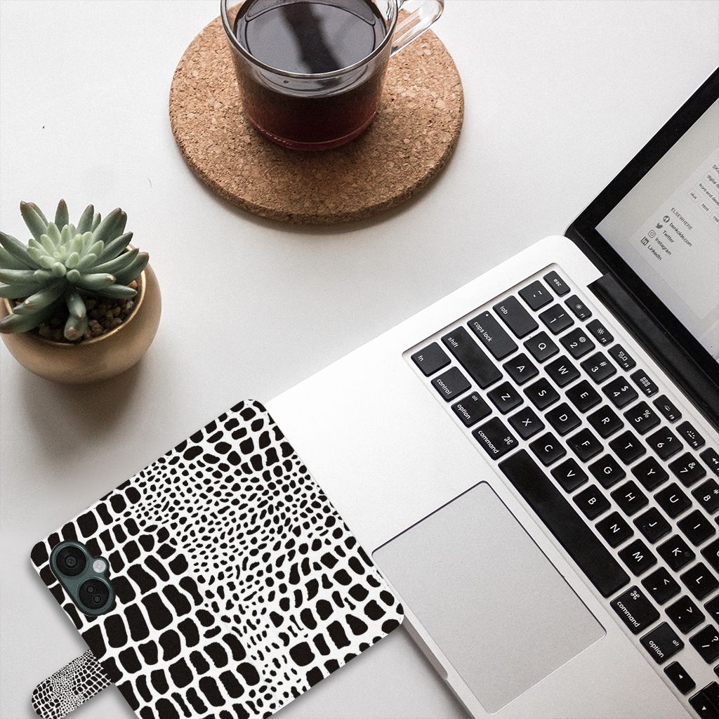 OnePlus Nord CE 3 Lite Telefoonhoesje met Pasjes Slangenprint op bureau met laptop en planten.