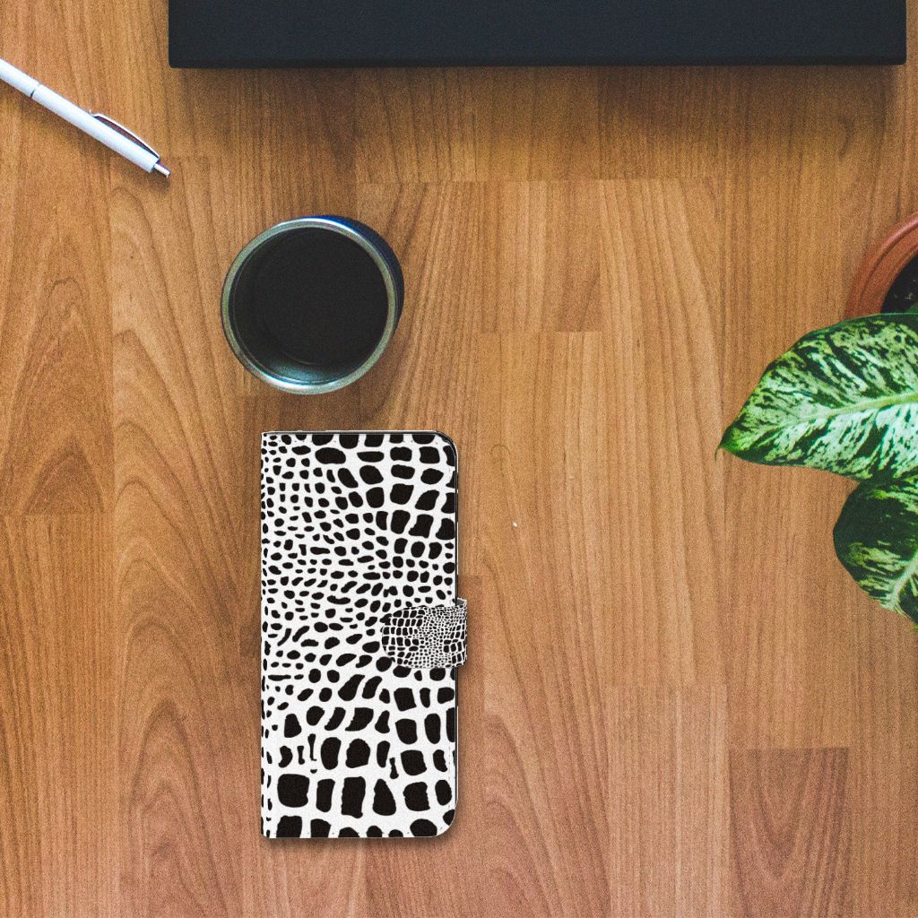 OnePlus Nord CE 3 Lite Telefoonhoesje met Pasjes Slangenprint bovenaanzicht met zwart-witte slangenprint en een plant 🌿.