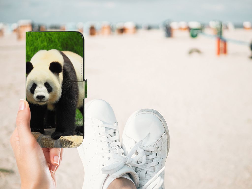 OnePlus Nord CE 3 Telefoonhoesje met Pasjes Panda panda design hand met schoen strand