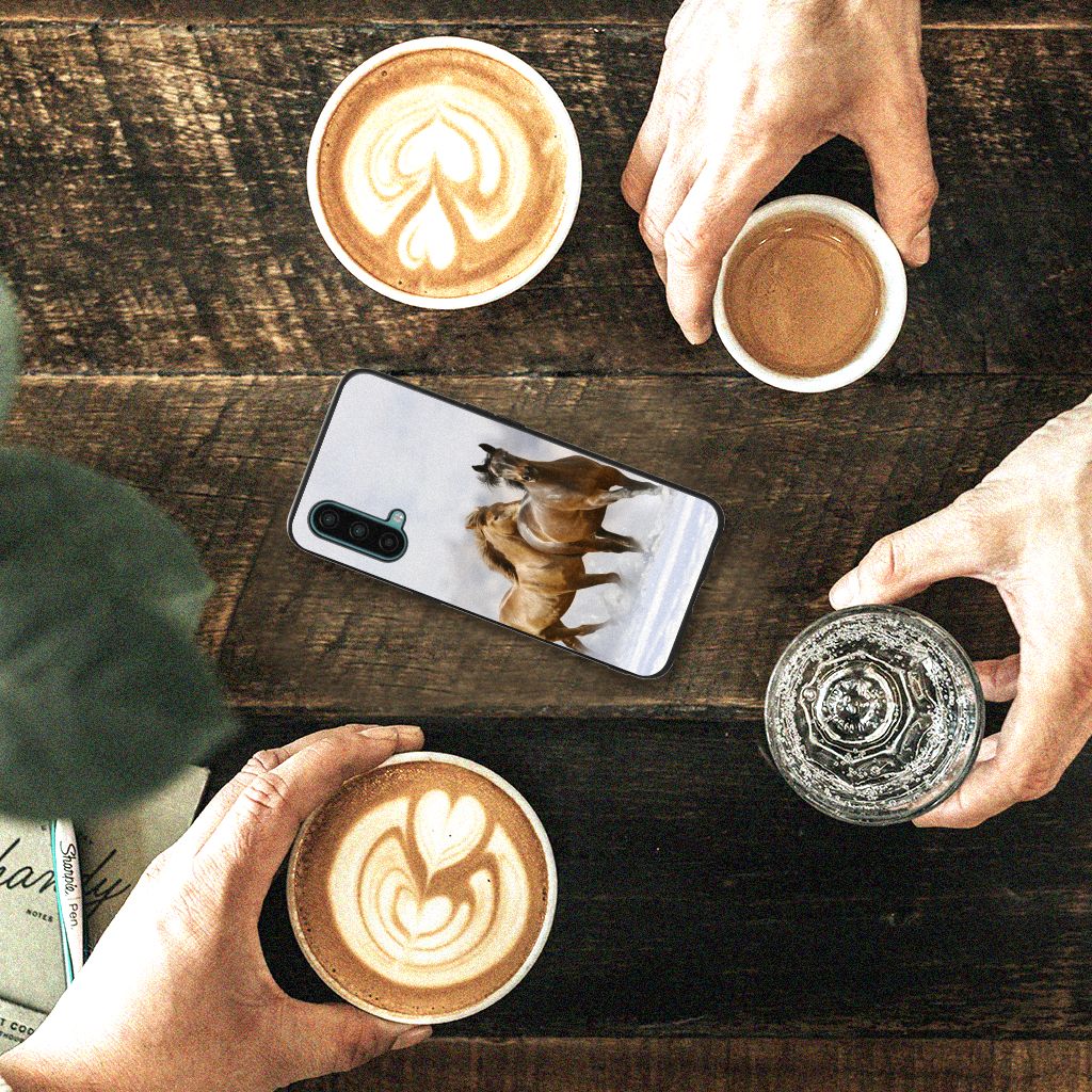 OnePlus Nord CE 5G Dierenprint Telefoonhoesje Paarden design paardenprint aanzicht