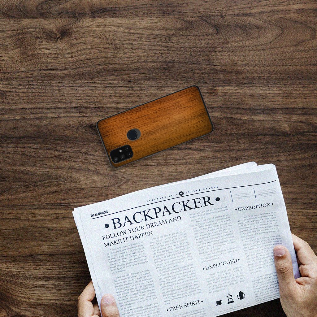 OnePlus Nord N10 5G Houten Print Telefoonhoesje Donker Hout bovenaanzicht op tafel met krant