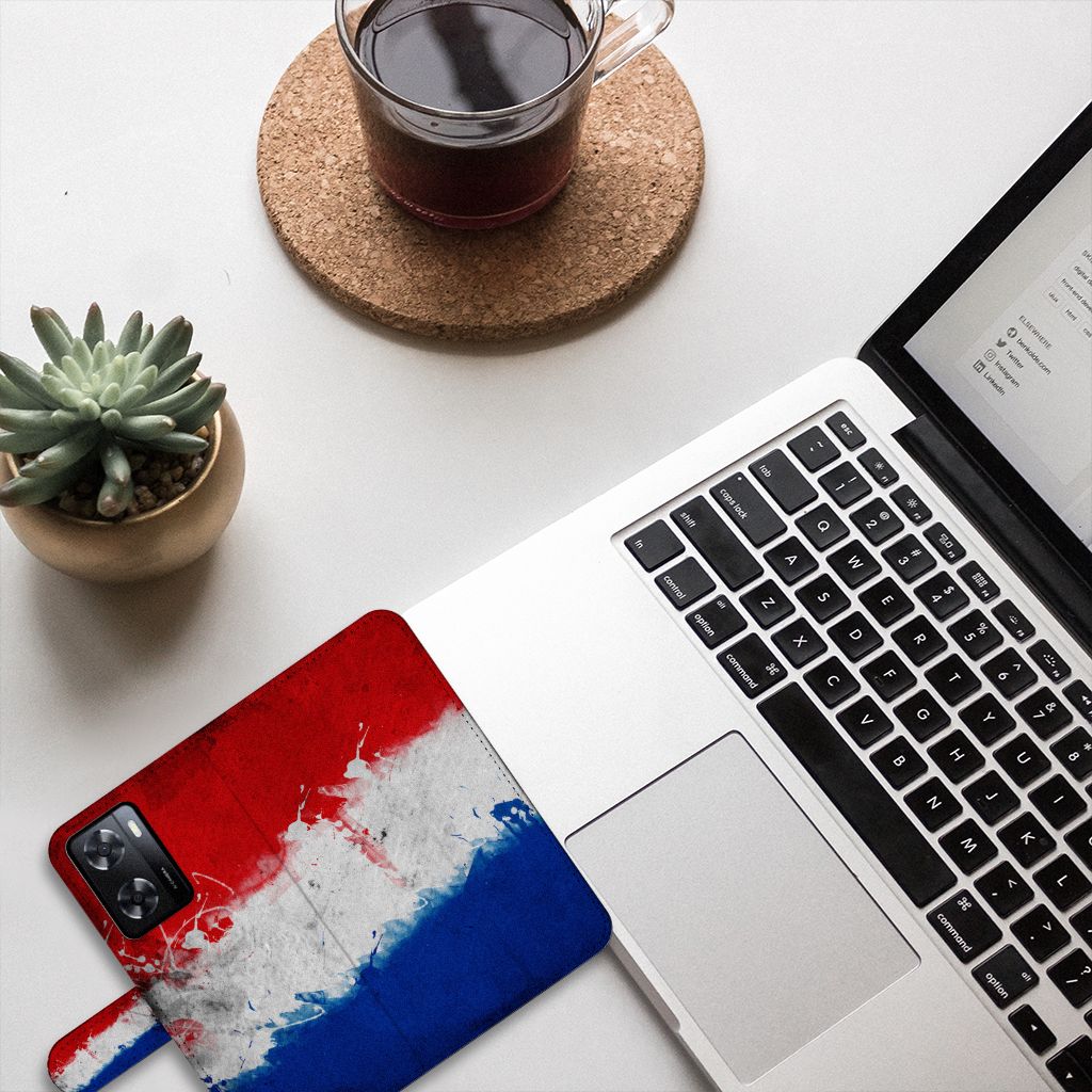 PPO A57 | A57s | A77 4G Bookstyle Case Nederland met het ontwerp van de Nederlandse vlag op een bureau
