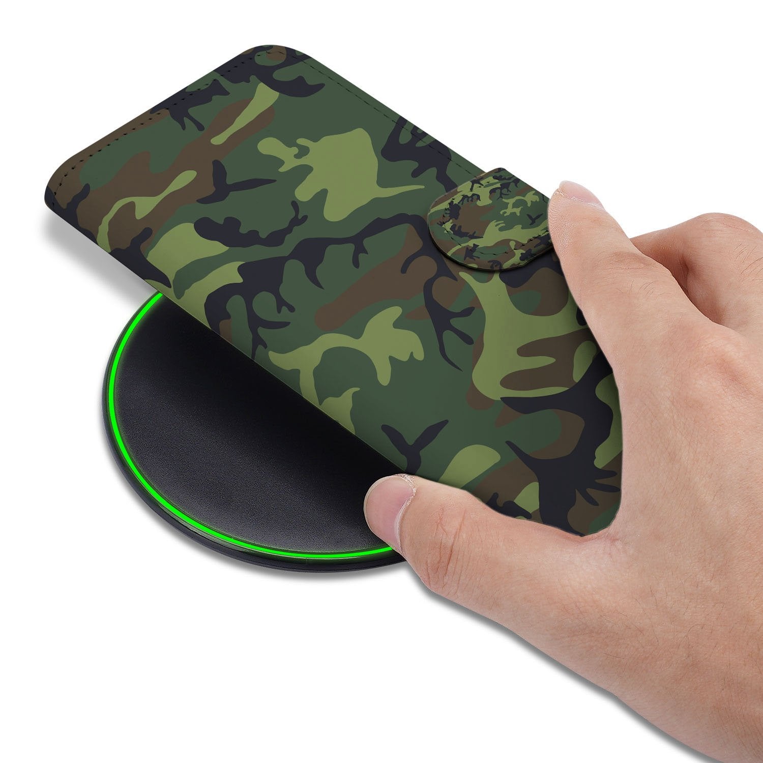 Portemonnee Hoesje iPhone 17 Army Dark Pasjes Magnetische Sluiting camouflage design hand aanzicht