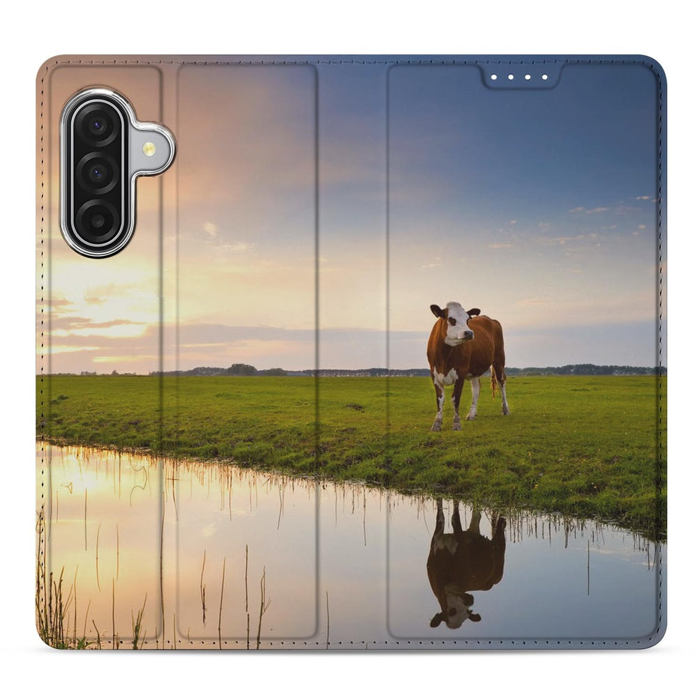 Samsung Galaxy A17 Flip Style Cover Koe landschap ondergang