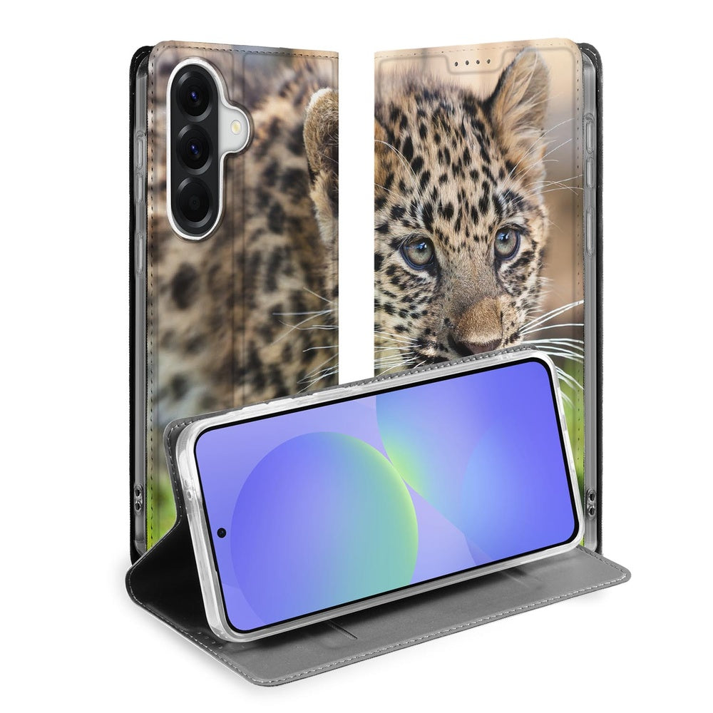Samsung Galaxy A37 Smart Cover Hoesje Baby Luipaard design baby luipaard open standcase met smartphone.