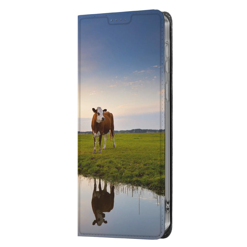 Samsung Galaxy A37 Book Cover Koe graasende koe zonsondergang zijkant.