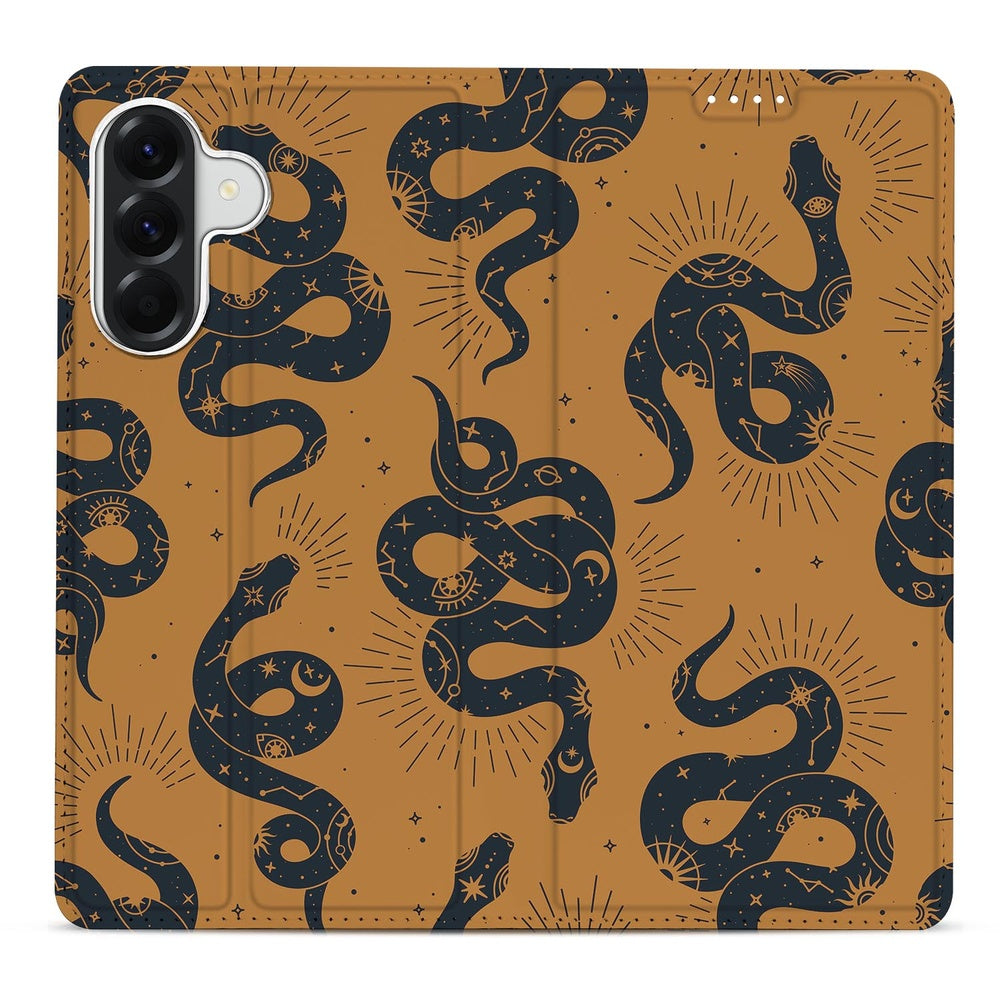 Samsung Galaxy A37 Bookcase Hoesje Snakes slangen patroon bruin detail.