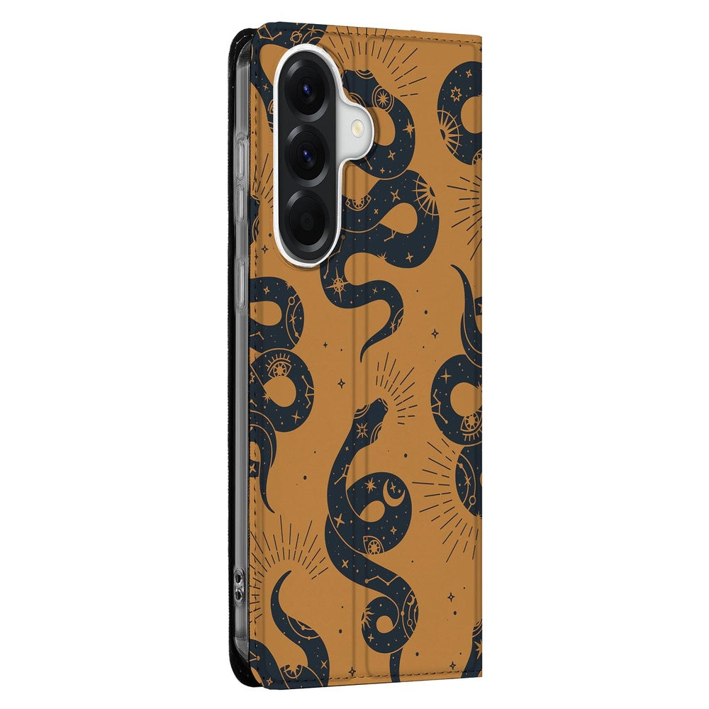 Samsung Galaxy A37 Bookcase Hoesje Snakes detailweergave van slangenprint op warmbruine achtergrond.