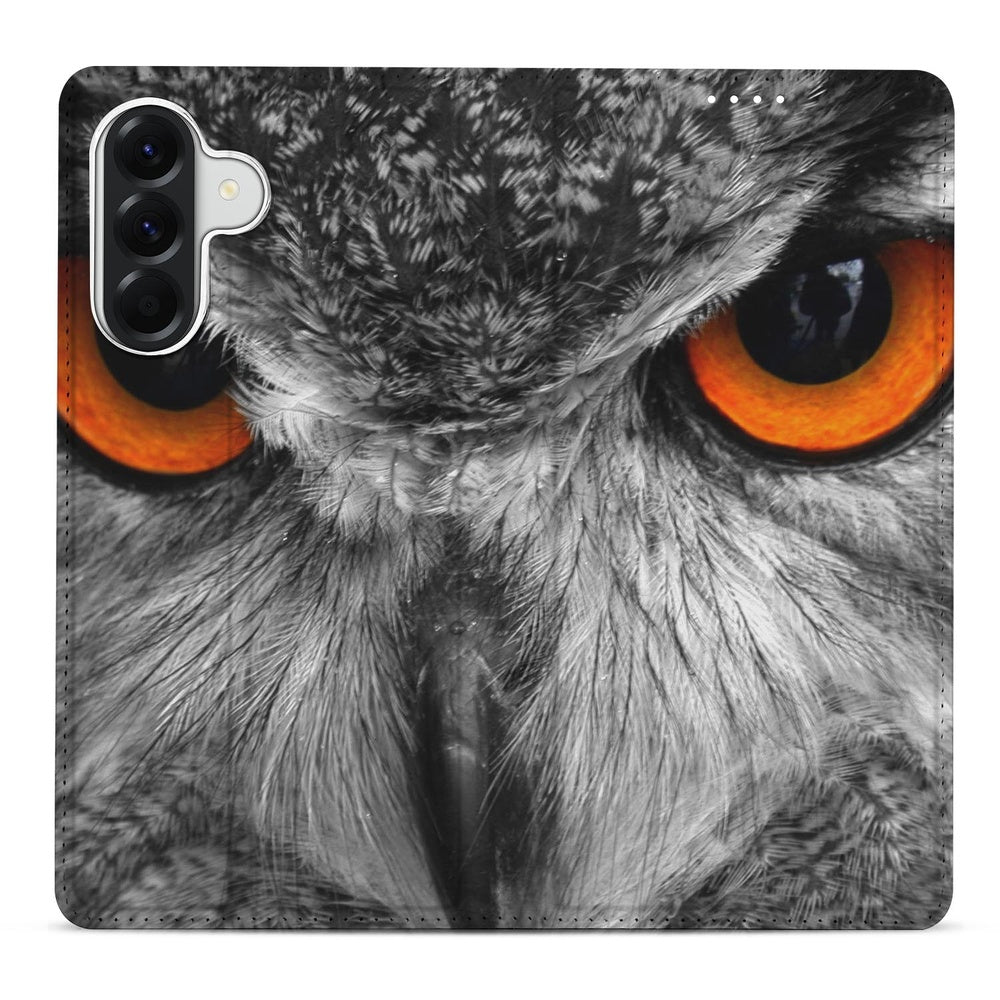 Samsung Galaxy A37 Book Case Uilprint detail met intense ogen en donkergrijze vleugels.