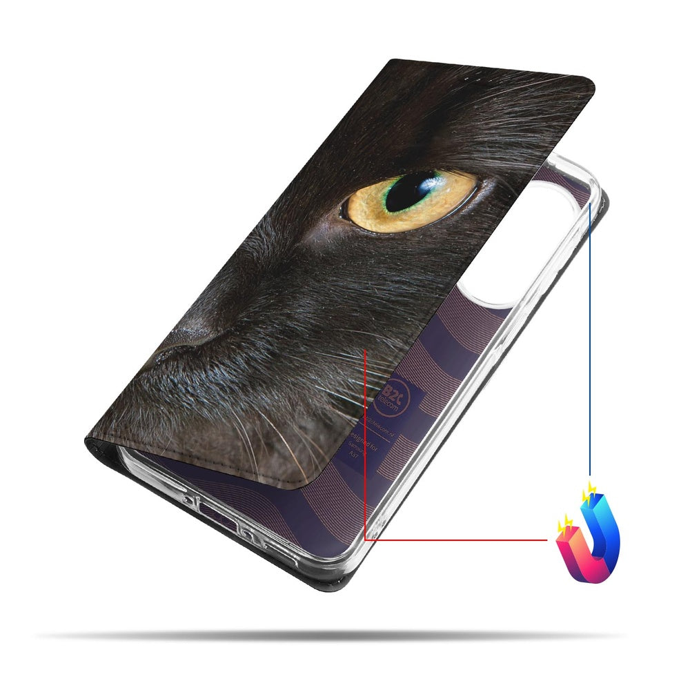 Samsung Galaxy A37 Book Case Zwarte Kat boekhoes zwarte kat met intense ogen schuin aanzicht.